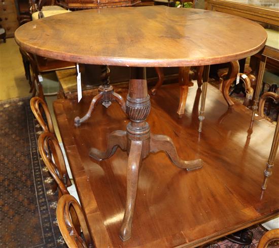 A George III mahogany circular tilt-top table, 84cm